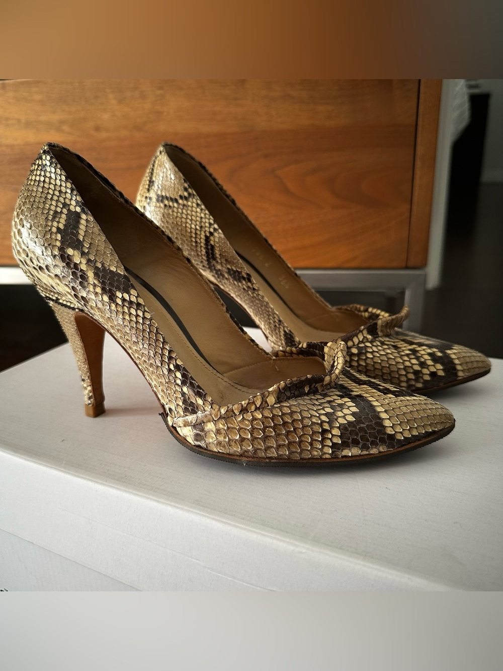 TE CASAN NY LIMITED-EDITION SNAKESKIN POINTED PUMPS SIZE 6.5
